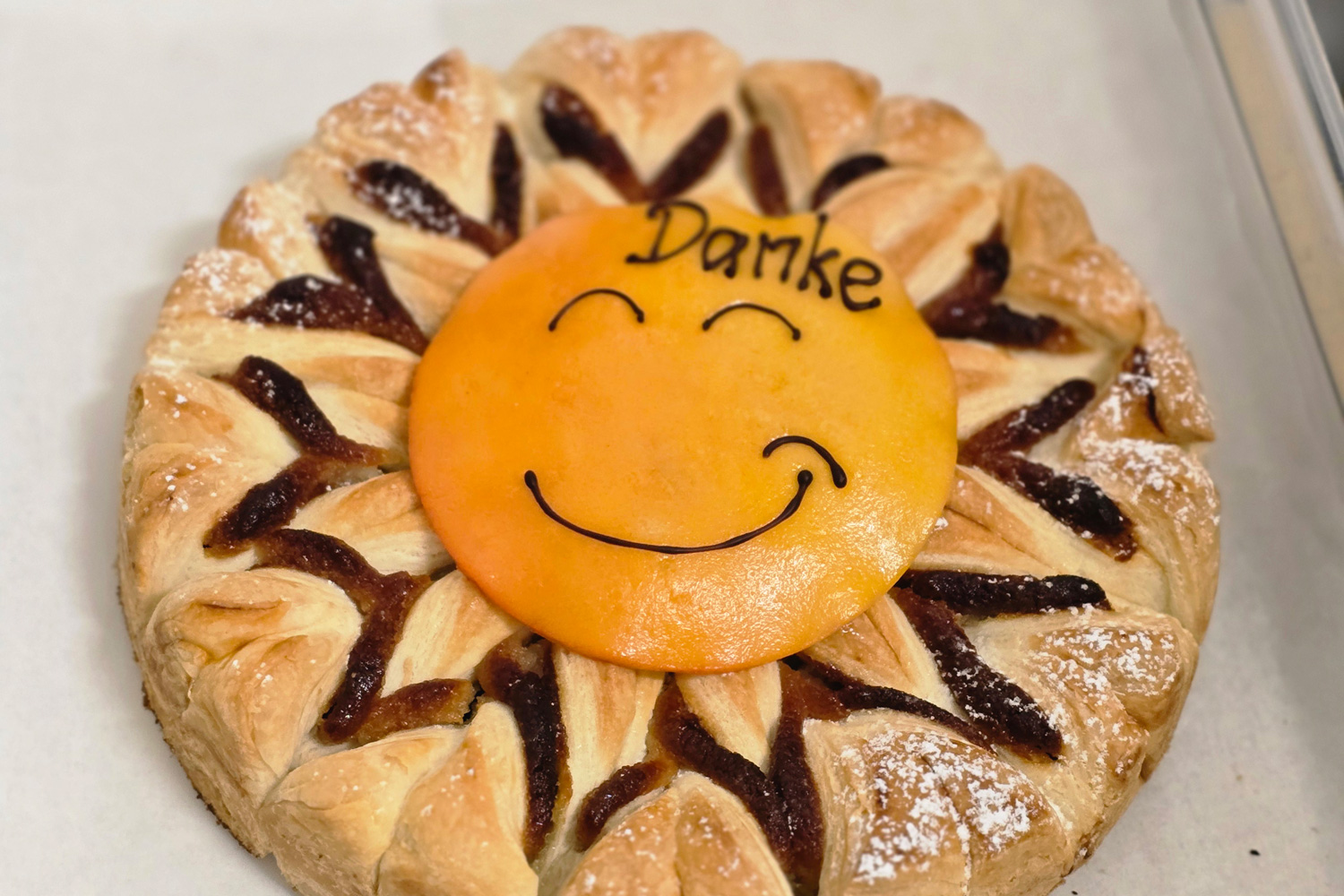 26_05_Tag-der-Pflege-Kuchen-Mitarbeiter_Titel.jpg