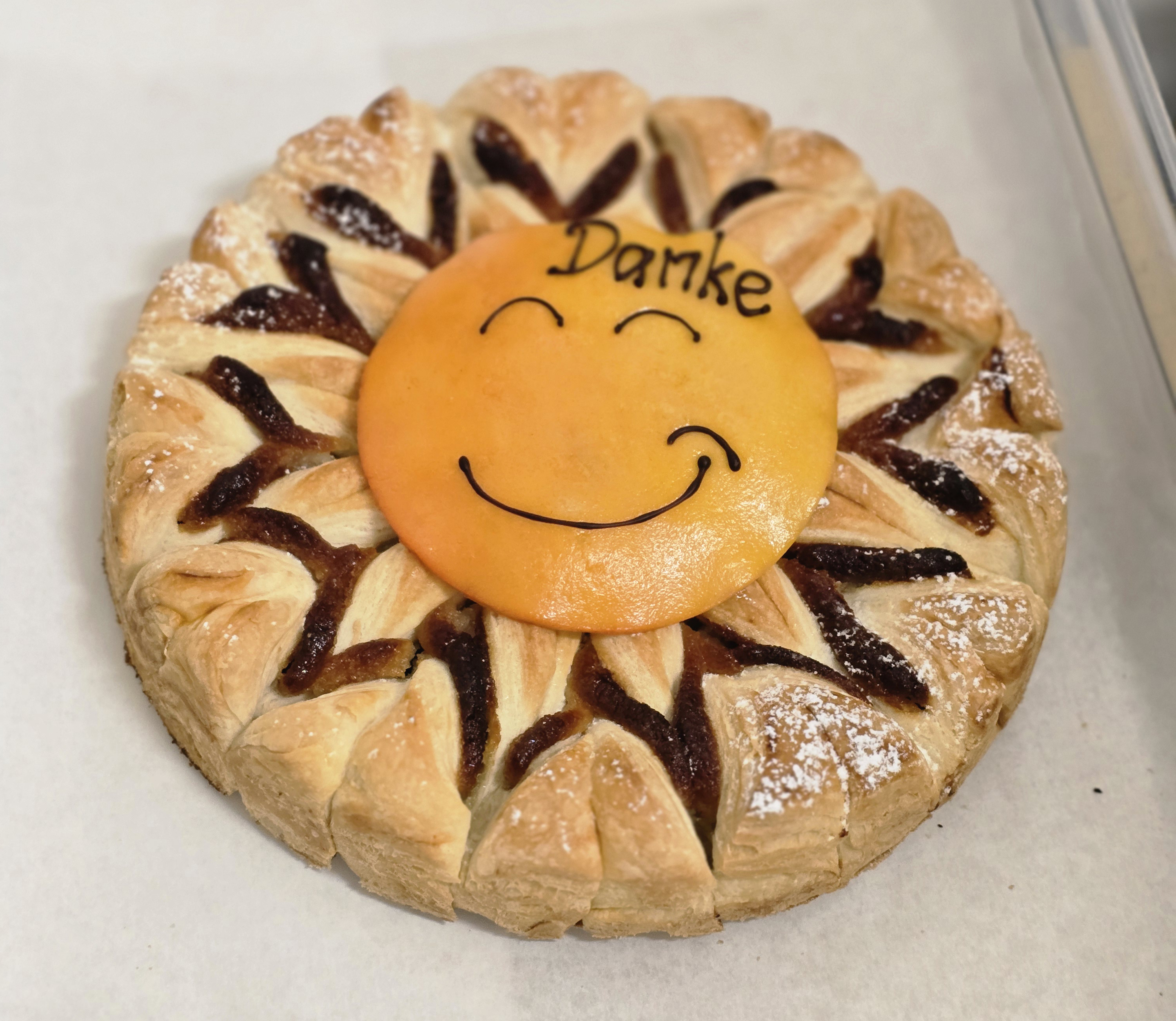 26_05_Tag-der-Pflege-Kuchen-Mitarbeiter_Titel.jpg